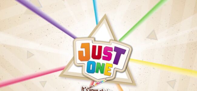 Der Karton ist beige und in der Mitte steht mit bunten Buchstaben “Just One”. Vom Schriftzug gehen bunte Strahlen nach außen.